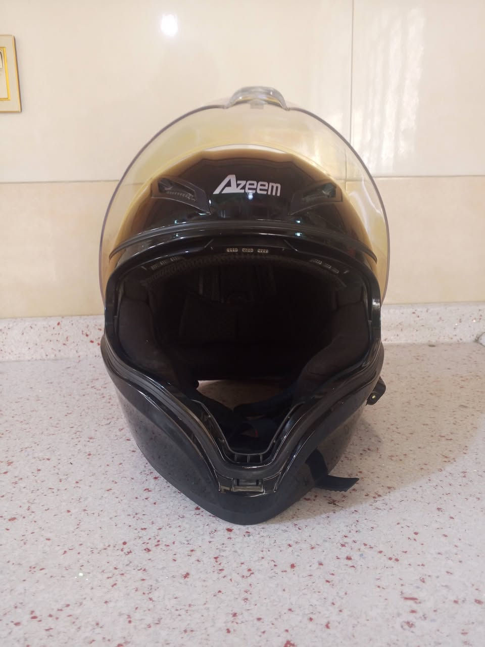 السلام عليكم خوذه وسماعات للبيع والله حلوه ونضيفه وسماعات اصليه العنوان بغداد *********** اتصل وتدلل ماقصر وياك
