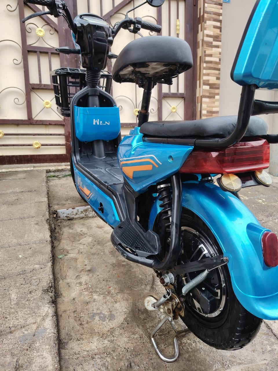 ماطور للبيع شرط
اشاير لايت هورن 
بطارية ٤ بصمة 
نضافه فول السعر ٢٠٠ وبي مجال 
الايسر حي الوحده 
***********
