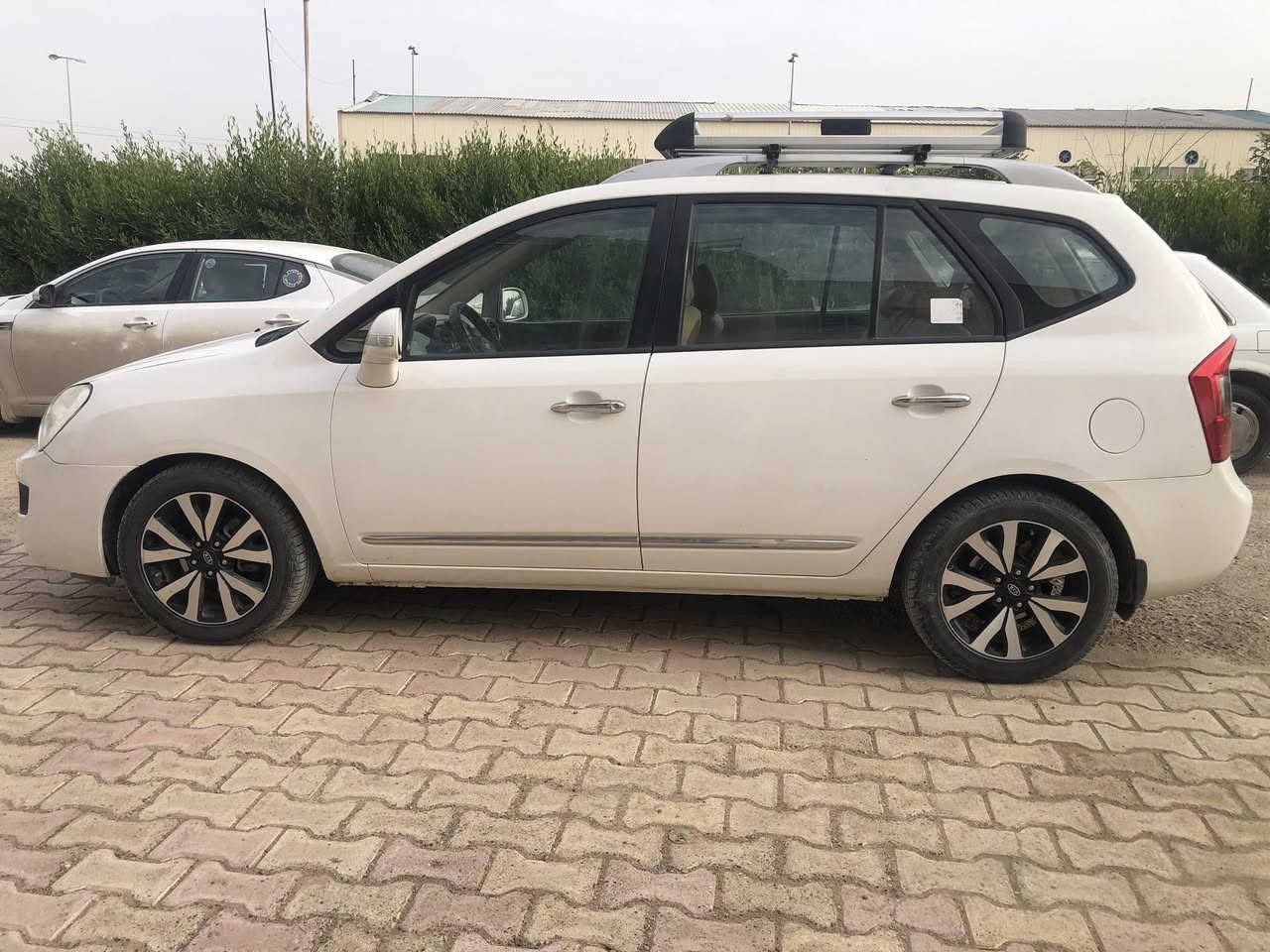 السلام عليكم 
كيا كارنز 2013 خليجي فول 
رقم بغداد مشروع وطني 
محرك 20 شرط كير وصدر شرط 
سبعه راكب شاشه وتحكم ستيرن 
ربع بنيد مصبوغ وبالجاملغ الخلفي بيها طخه
السعر 135 وبيها مجال 
مكان السيارة تكريت القادسيه ‭
0771 067 8556‬
