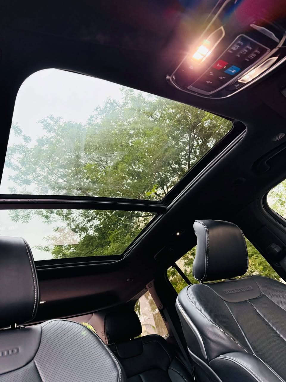 جيب كراند شيروكي اوفرلاند
الموديل : 2023
المحرك:V6, 3.6L.
العداد: 19 الف
السياره : 5 راكب المرغوب
رقم بغداد بسمي تحويل ثاني يوم

المواصفات : فول 1/1
* دفع رباعي 4x4.
* نظام تعليق هوائي (جكات). 
* قيادة ذاتية عند المنعطفات.
* رادار امامي مع مانع تصادم. 
* تحذير الخروج عن المسار. 
* مستشعر نوم السائق مع نظام التوقف الآلي. 
* تحذير النقطة عمياء  .
* نظام تحذير عند التقاطعات. 
* نظام تحذير عند تجاوز السرعة المحددة. 
* إنارة محيطية خمس الوان. 
* شاحن موبايل وايرلس. 
* تعديل وضعيات مقود السائق كهربائيا. 
* مرايا تعتيم ذاتي. 
* المرايا الجانبية قابلة للطي كهربائيا. 
* نظام الصوت 9 سماعات Alpine.
* ويل قياس 20 انج.
* سقف بانوراما. 
* شاشه كبيرة 10.1 انج. 
* نظام الخرائط (GPS).
* عرض خرائط الطريق على لوحة القيادة.
* لوحة القيادة بقياس 10 أنچ. 
* المصابيح الأمامية LED. 
* كشافات الضباب LED.
* المصابيح الامامیة متحرکة.
* دخول ذكي. 
* بصمة على 5 ابواب للدخول الذكي. 
* تشغيل عن بعد.
* الصندوق الخلفيي كهربائي.
* فتح الصندوق الخلفي مع حركة القدم.
* ذاكرة لحفظ وضعيات الجلوس للسائق. 
* ذاكرة لحفظ وضعيات الجلوس للراكب.
* مساج للمقاعد الامامية السائق والراكب. 
* المقاعد الأمامية كهربائية.
* المقاعد الأمامية تبريد وتدفئة.
* المقاعد الخلفية تدفئة.
* ستائر للشبابيك الخلفية.
* انارة داخلية LED متعددة الالوان. 
* حساسات امامية. 
* حساسات خلفية. 
* مكيف خلفي مع وحدة تحكم منفصلة. 
* تدفئة ستيرن. 
* مانع تصادم خلفي.
* بلوتوث تلفون. 
* محدد سرعة. 
* نظام التشغيل والاطفاء الاوتوماتيكي .
* نظام بريك اوتماتيكي.
وبعد بيه هواي مواصفات جناي الاوفرلاند يعرفهن

اني مستورده ومصلحه بيه ربع جاملغ صبغ فقط باقي غراضه الاصليه بدون تبديل وبدون صبغ فقط بارد جدا بسيط
سياره بدون ايرباك بدون لغد بدون شاصي شرط الفحص وين ميعجبك
ناشر رقم شاصي
سياره مسويله صيانه دهن وفلتر ومابيه اي نقص وبيه كتاب تضليل
مكاني بغداد
‏‭0773 489 8688‬
وتساب 👈‭ 0790 316 8635‬
