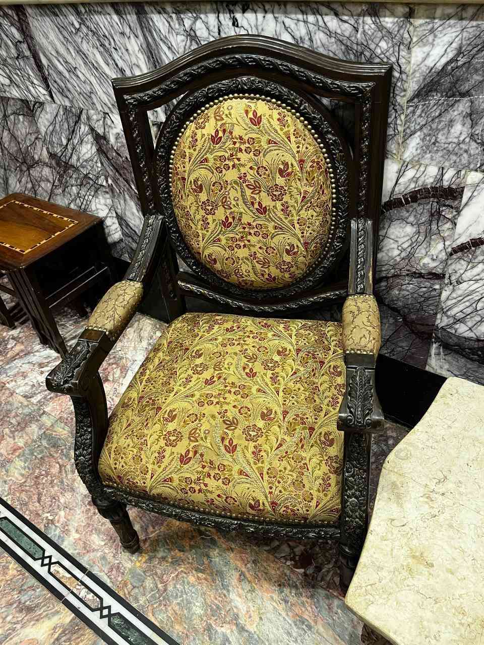 السلام عليكم للبيع تخم زان مصري حالته جيده جدأ نضافه ميه بل ميه  وياه طبلات 4 مرمر سعره 850 مكاني بغداد الامين الثانية رقمي *********** عشره مقاعد
