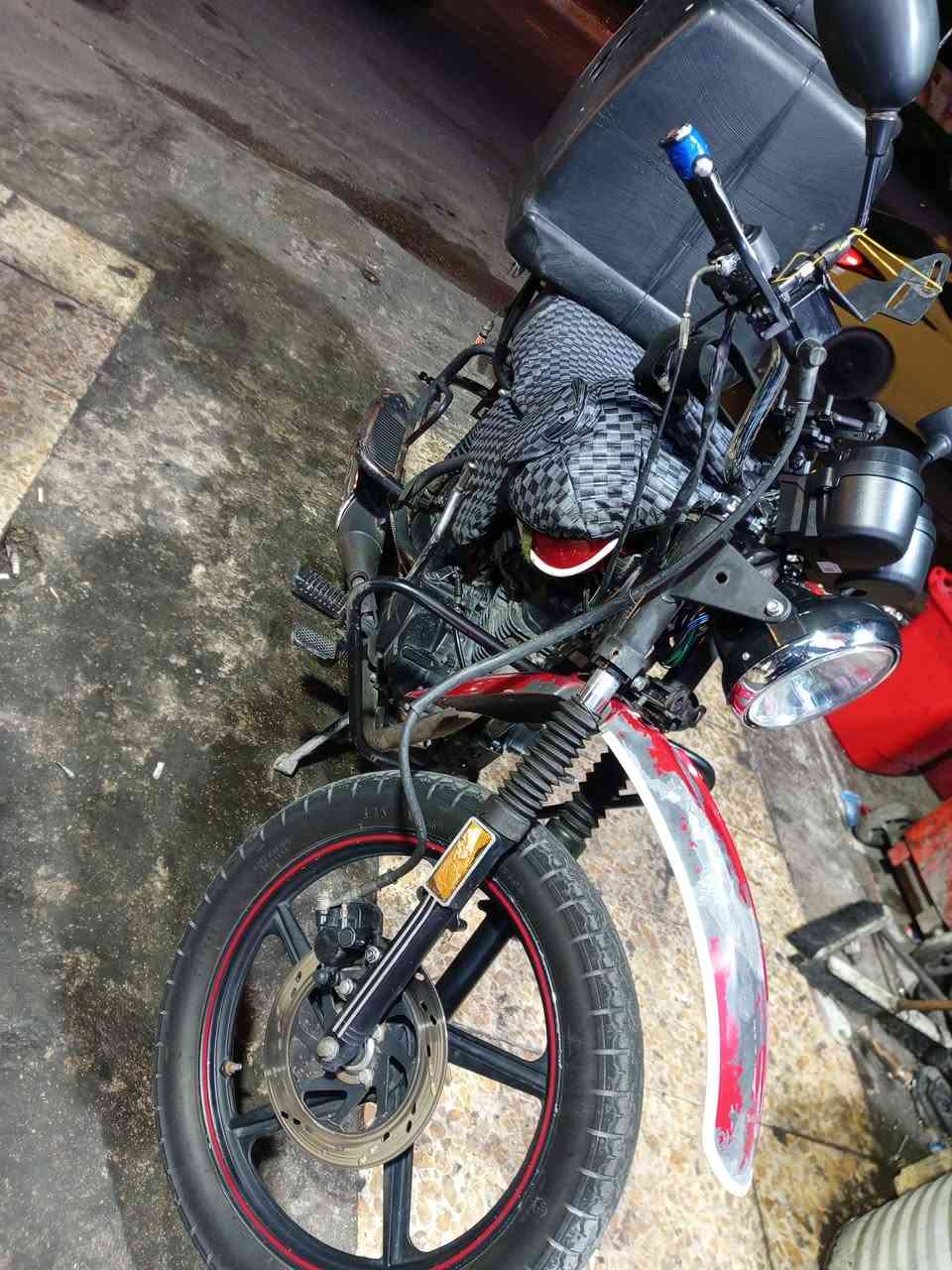 سلام عليكم دايوان مديل 22وراق صولي الدراجه مكينه خرسه دبلات جديد تاير جديد كلاج  جديد شلعه تعلك المكان بغداد السيديه السعر 850بيها مجال


**إذا كنت صاحب هذا الإعلان وتريد حذفه لأي سبب، رجاءا أرسل رسالة إلى الدعم الفني**