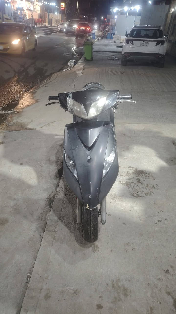 السلام عليكم دراجة ثعلب للبيع مجفته صارلها شهر جفتها يم خدمات ياماها بالشعب كهربائيات شغال فقط سلف واكف هندر واحد تشتغل نضافتها كدامكم اوراق مابيها تاخذها من باب بيتي واكفلها الك من سرقة وعشاير مكاني بغداد المنصور رقمي *********** سعرها ٤٠٠ وبيها مجال حك جيه
