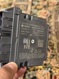 للبيع   عقل ايرباك حرف E مسجل حادث  لايت اصلي موديل 3/Y عدسة ماتركس مش...