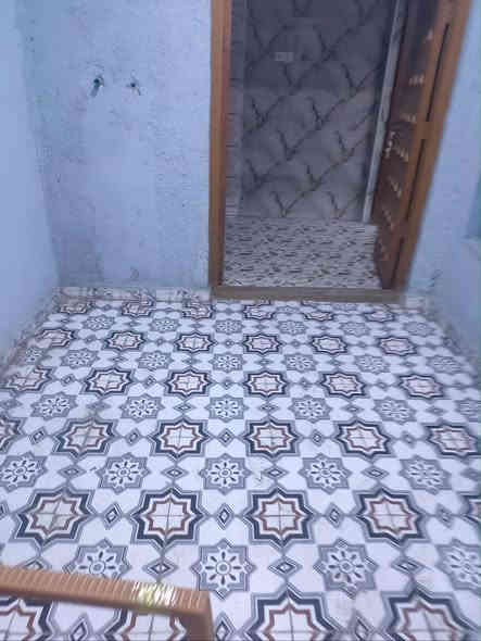 بيت المساحة ٤٥٠ م طابقين الطابق الثاني متأجر البيت معزول الطابق الأول فارغ يحتوي على غرفتين وصالة و ديوانية و مطبخ و صحيات داخلية و خارجية و كراج إيجاره ٥٠٠ الف وبيها مجال العنوان شارع ٤٠ قرب مأكولات الشام التواصل على الرقم ***********
