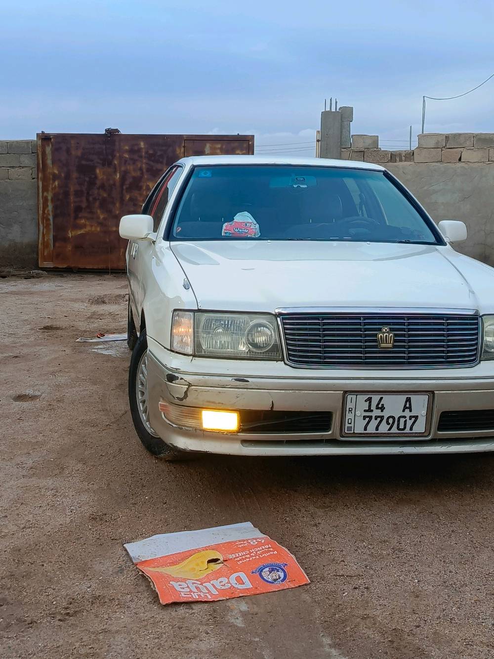 راس الثور فلات موديل 96 رقم بصره دولي باسمي شرط التحويل مكفوله من الكص والنقل والوصوليات كرستال اصل الايت ابو عيون مشط جديد كاردن جديد محرك في في تي 2500 بيها معجون بالباب خلف السائق الإطار مالته البدي 
البصرة قضاء الدير 
90 وبيها مجال