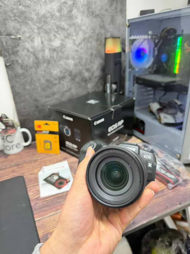 ⁨	⁨	⁨	📸 Canon RP Kit + عدسة 24-105mm الأصلية
كامرة Canon EOS RP مع عدستها الأصلية بحالة شبه جديدة جداً — استخدام خفيف جداً.

🔹 الحالة: شبه جديدة (كل الملحقات أصلية ولم تُستخدم)
🔹 عداد الشتر: فقط ٧ك🔥
🔹 نظافة عالية جداً

🎁 الملحقات:
• الكرتون الأصلي
• الشاحن الأصلي
• الحزام الأصلي
• البطارية الأصلية
• كتيبات التشغيل
• رام 32GB هدية 🎁

⸻

⚙️ المواصفات:

✅ حساس فل فريم بدقة 26.2 ميگابكسل
✅ تصوير فيديو 4K
✅ شاشة لمس متحركة بالكامل
✅ نظام فوكس احترافي Dual Pixel
✅ تصوير مستمر سريع
✅ حجم خفيف ومثالية للتصوير والسفر
✅ واي فاي وبلوتوث لنقل الصور بسهولة

⸻

 سعر : 1,275,000 دينار


**إذا كنت صاحب هذا الإعلان وتريد حذفه لأي سبب، رجاءا أرسل رسالة إلى الدعم الفني**