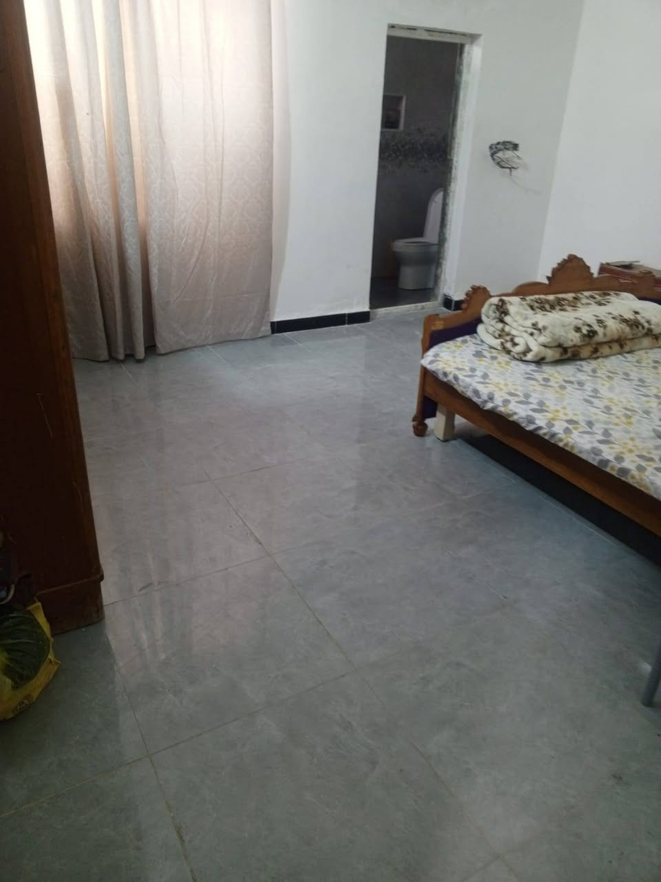 سلام عليكم بيت للبيع مساحه 200 متر بناء درجه اولى طابوق جمهوري صب مسلح 35c البيت يتكون من غرفتين نوم صاله استقبال مطبخ الجوه مخزن كامل يصلح معهد او حسينيه مكان كربلاء طويرج عل حولي يم بيت الدكتور قتيبه عل شط سعر ب 130 وبي مجال شي قليل استفسار خاص او رقم ***********
