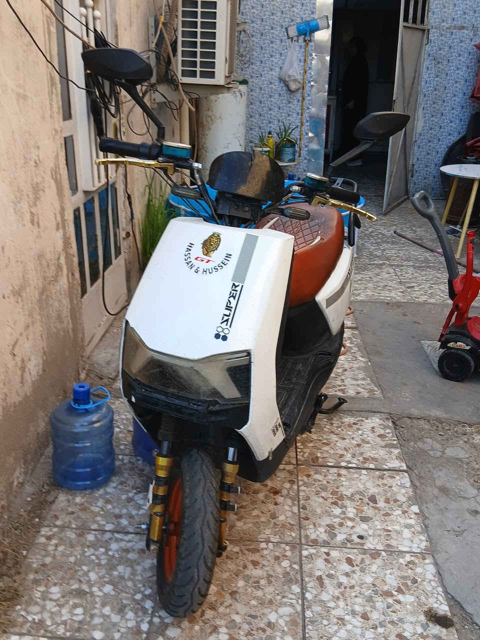 دراجة سكنس موديل ٢٠٢٥ ملف ٢٥٠٠
سرعة ٨٠ اجارات ٣٥٠ /١٠ 
بطاريات عالفحص 
#السعر_ ٣٠٠ الف وبيها مجال
العنوان بغداد / حي العامل 
هاتف ***********
واتساب ***********
