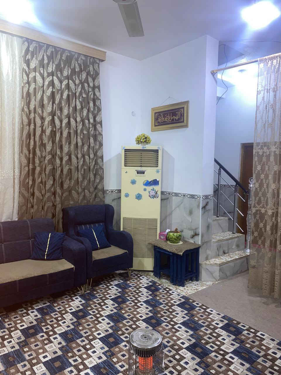 بيت بناء 2020 المساحة 136 حقيقي  حي الصدر الشارع الي بظهر فرح مول  بالضبط طابقين الطابق الاول براني ومطبخ وهول وغرفتين وصحيات وتهويات اثنين وطارمة صغيرة الطابق الثاني غرفتين وصحيات وبيتونه كاملات اضافة الى باقي المساحة مبني فوكهه قاعة جبيرة واصلة للسكف تصلح تصير شقة معزولة 
للاستفسار ***********
