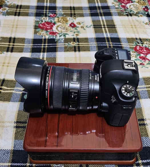 السلام عليكم 
كامرا كانون 6D مع عدسه 24_105 الرنك الاحمر 
الكامره استعمال شخصي نضيفه مثل ماموضح بالصوره 
وياه كرب حامل بطاريات وبطاريه وحده مع جميع ملحقاته كارتونه شاحنه مع جنطه وحزام الكتف كل غراضه الاصليه 
السعر ٨٠٠ وبيه مجال للطيبين 
الكامرا غنيه عن التعريف موجود توصيل جميع المحافضات 
للتواصل خاص او واتساب ***********
