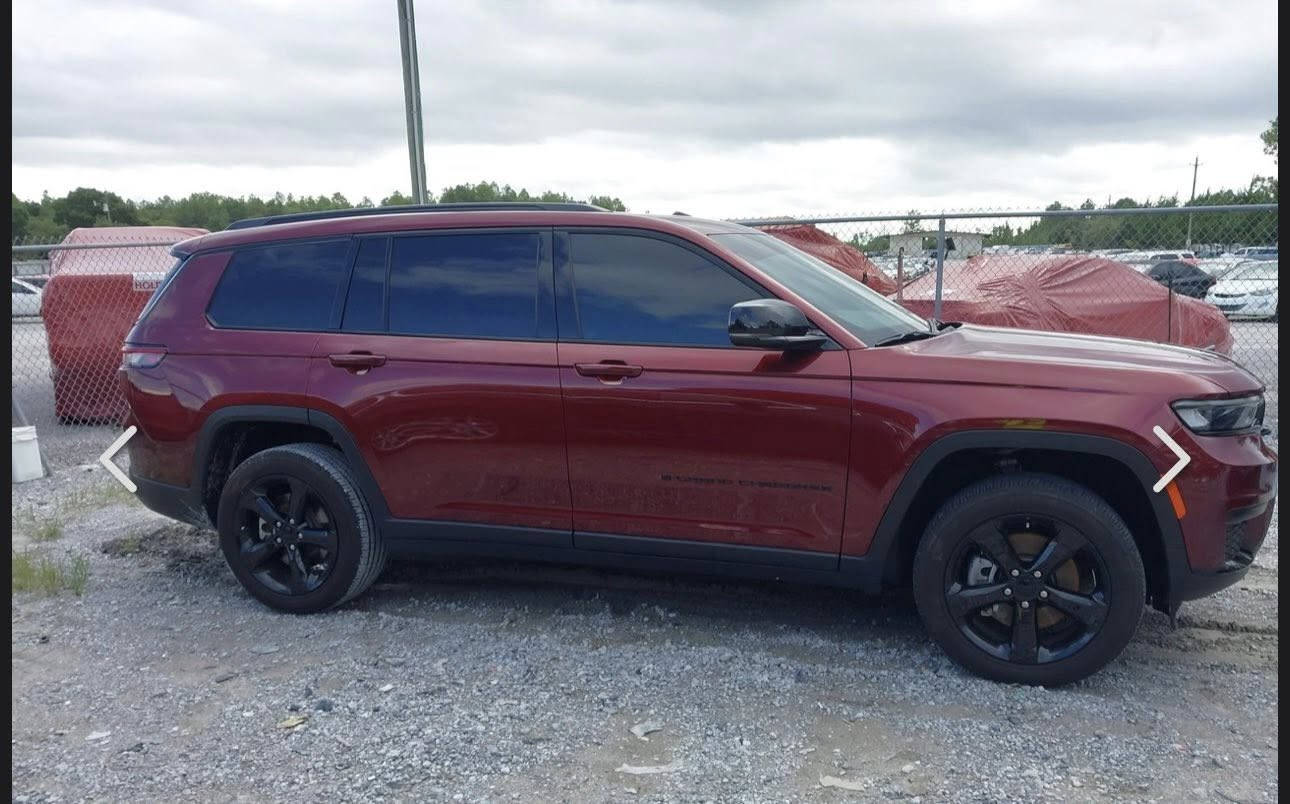 السلام عليكم جيب شيروكي التيتود ٧ راكب موديل 2023 حادثها باب خلف سائق وبدلته حادثها فقط باب ودوسه الي جوه باب كما موضح بالصورة بدون رقم السيارة ماشية ٢٠٠٠٠ 
السعر 30000$ يعني ٣ شدات السيارة موجودة بالبصرة


**إذا كنت صاحب هذا الإعلان وتريد حذفه لأي سبب، رجاءا أرسل رسالة إلى الدعم الفني**