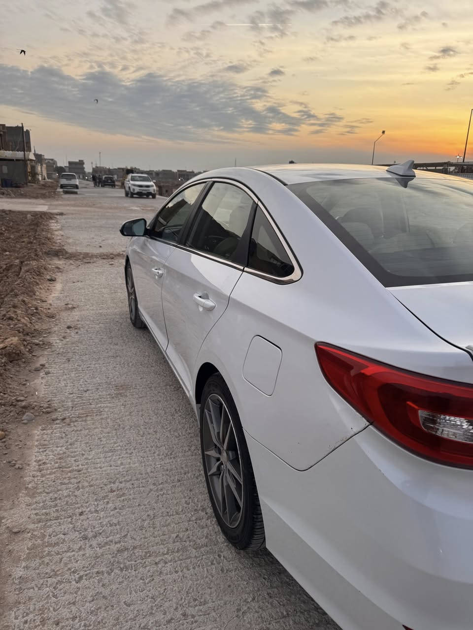 هونداي سوناتا  وارد امريكي ضربتها بسيطه جدا بدون دواخل بدون ايرباك شرط السياره جديده بمعنى استخدام شخصي ماشيه ١٠٧ بارد جاملغ الخلفي   وبيها بارد الجاملغ الامامي  
السياره موديل 2016
السيارة كلها ليبل واحد
بيها صبغ كارت بالقماره  قليل كلش اثر تكشير
 مع السونار مرفق بالصور مكان السياره واسط الكوت مركز المدينه رقم الهاتف ***********
السعر ١٢٨ وبيها مجال بسيط
