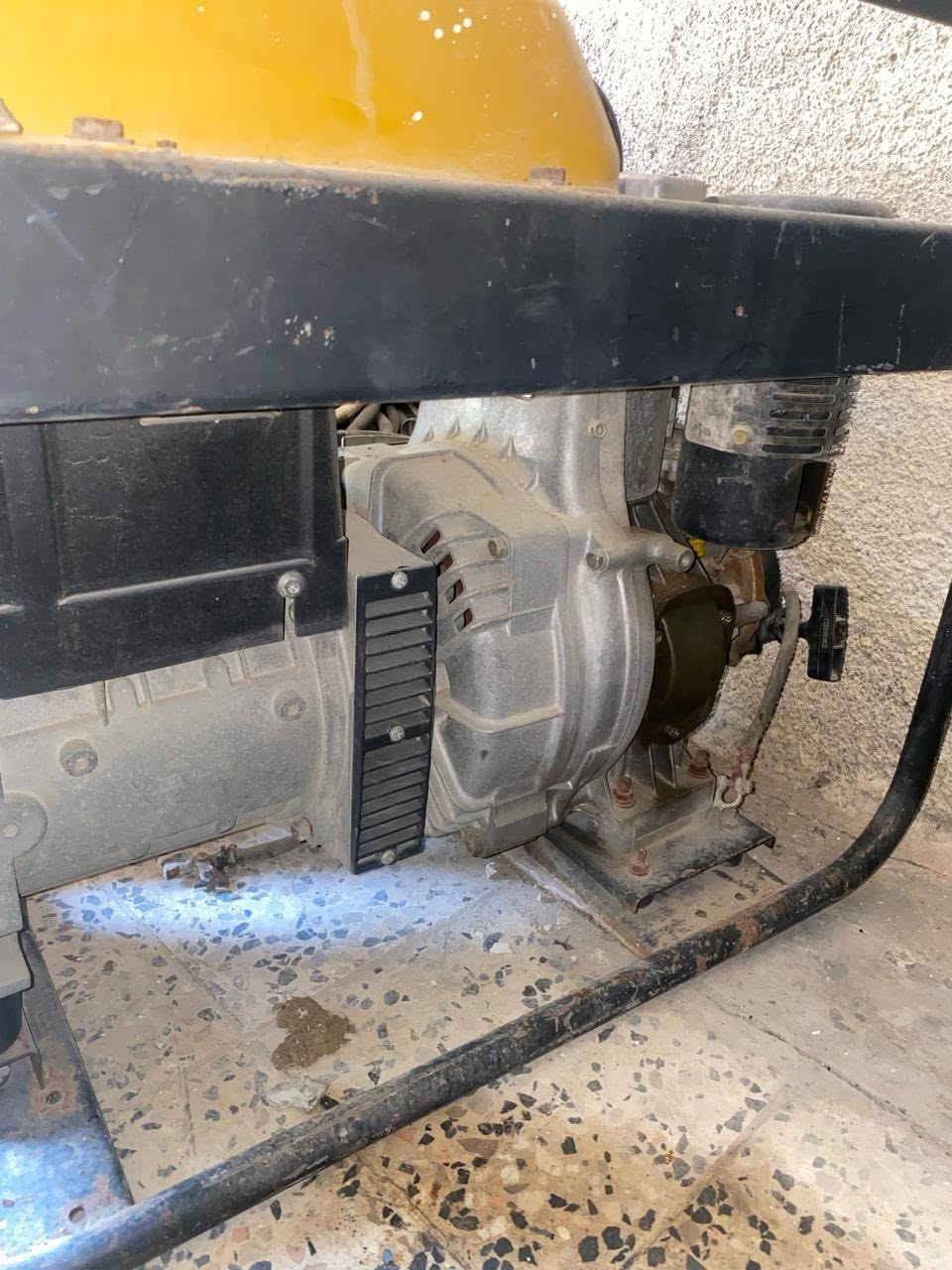 * للبيع مولدات عدد ثنين
* 
* DPW 200D
* Powered by Robin (محرك روبن الياباني)
* على لوحة التحكم مكتوب Welder AC وGenerator KVA
* تيار اللحام يصل إلى حوالي 180 أمبير AC. 
* 
    لحام AC حتى 180A.
* مخارج كهرباء 110/220 أو 120/240 فولت.
* قدرة المولد تقريبًا بين 5 إلى 7 كيلوفولت أمبير (kVA) حسب وضع التشغيل
* ***********
* بغداد
