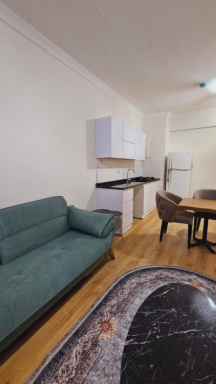 شقه مؤثثه للايجار في مجمع لالاف ستي فيو غرفه وصاله كامل خدمات طابق ٣ واجهه داخليه مجمع كامل الخدمات كهرباء ماء و سوبر ماركت وكافي وجم وبارك ومكان مميز على شارع ١٢٠ قرب هولير نوى تبعد عن مجدي مول دقيقتين
السعر ٤٠٠ دولار 
للاستفسار الاتصال ***********
