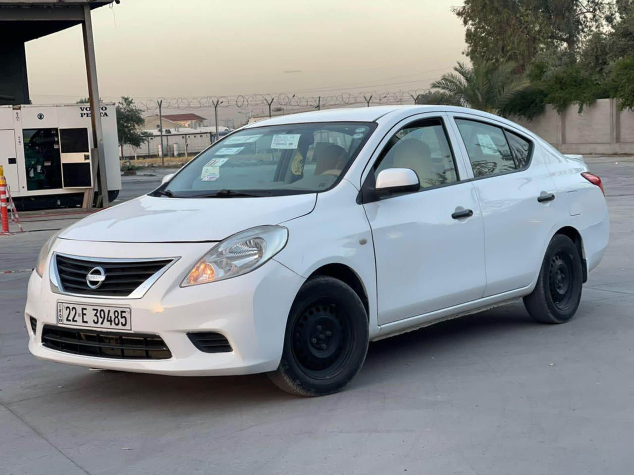 نیسسان فیرسا امریکی 
مودیل 2013 سپی 
تحدید سرعەیە
گێڕو مەکینە بەشەرت 
تەبرید ساردی و گەرمی 
سەنەوی تا 2030 یە 
هەزەی تا.  2027
چوار تایەی خاوینی لە سەرە 
تەقەو ڕەقەی بە شەرتە 
چوار پارچەی هەیە 
کەمەک پێشی گرتیە
سەیارەکی تا بڵێی خاوینە
سعری 84  وەرەقەو مجالەکی برایانە
*********** واتسئاپی لە سەرە أربيل, العراق
