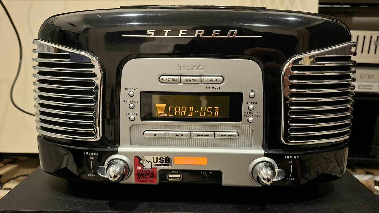 طراز TEAC SL-D930. 
نظام مكبر صوت 2.1 قناة مع مضخم صوت سفلي مدمج يوفر صوتًا عالي الدقة. الوزن 5.4 كغم
يتميز بتصميم كلاسيكي مستوحى من سيارات الخمسينيات. 
يتضمن مشغل أقراص مضغوطة (CD) بتحميل علوي يدعم تنسيقات MP3/WMA. 
مزود براديو AM/FM رقمي مع إمكانية تخزين المحطات مسبقًا. 
يتوفر ومقبس AUX-in مقاس 3.5 ملم لتوصيل مصادر صوت سلكية. 
سعر ١٣٥ الف للاتصال *********** كركوك يوجد توصيل كافة محافظات
