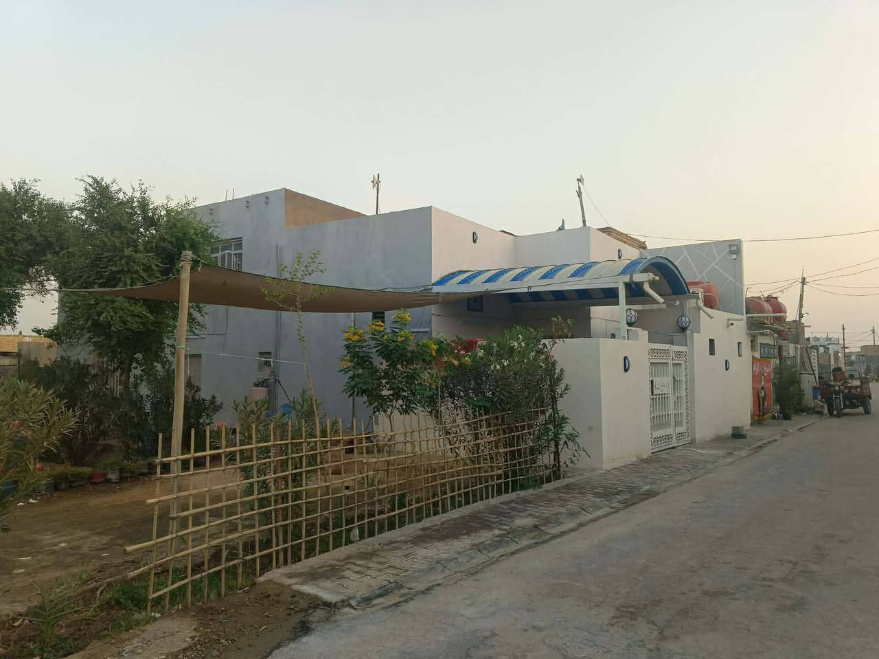 بيت 200 متر في حي الامين عمود 621سند 25 يبعد عن الشارع 75 متر  اول بيت من شارع السنيه لحي الامين بناء بلوك المنطقة كاملة الخدمات من تبليط ومجاري وارصفه وخط النت ضوئي
يحتوي على غرفتين وصاله ومطبخ واستقبال وصحيات بيتونه واستاره بيت كامل نظيف جداً
السعر 70 وبيه مجال 
واتساب ***********
