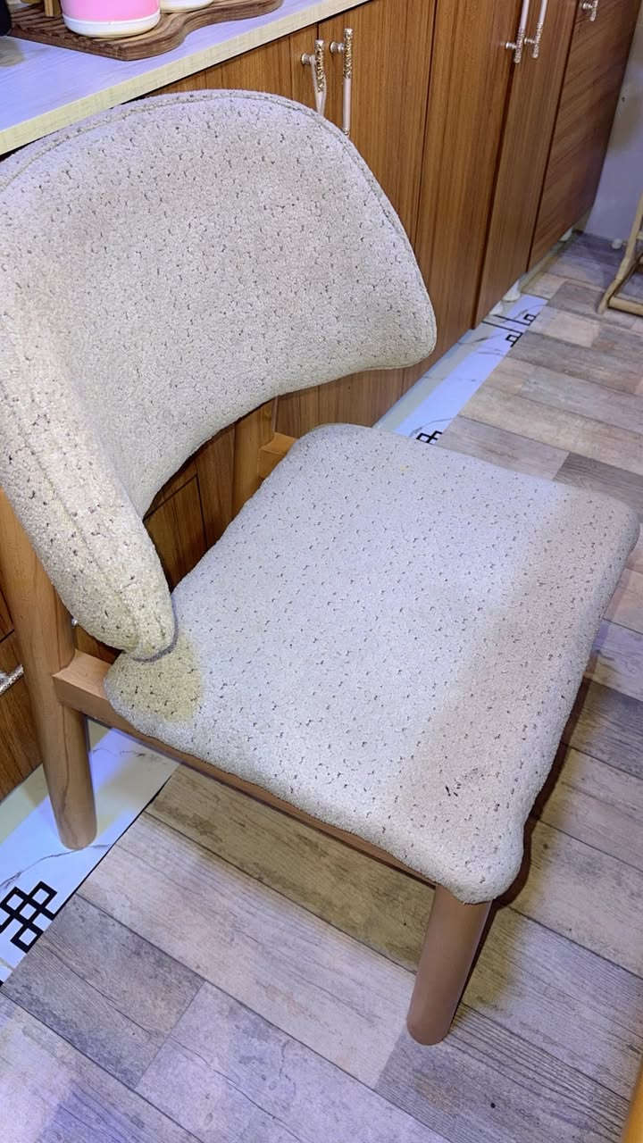 السلام عليكم  عندي غساله أوتوماتيك وميز طعام اريدهم للبيع علما ميز طعام مستخدم فقط شهرين .. سبب البيع مساحة المطبخ صغيرة 

المواصفات الأساسية
 • النوع: غسالة أوتوماتيك تحميل علوي
 • السعة التقريبية: 8 – 9 كجم
 • سرعة العصر: حوالي 700 دورة/دقيقة
 • عدد البرامج: تقريبًا 8 برامج غسيل
 • لوحة تحكم: إلكترونية مع شاشة رقمية
 • حوض الغسيل: ستانلس ستيل مقاوم للصدأ
 • الجهد الكهربائي: 220–240 فولت
 • ميزات إضافية:
 • قفل أمان للأطفال
 • تأخير بدء التشغيل
 • برامج غسيل متعددة (عادي – سريع – شطف – عصر)
 • نظام تحكم ذكي بالمياه (Fuzzy Logic)  

مميزات الغسالة
 • سهلة الاستخدام لأن التحميل من الأعلى.
 • مناسبة لعائلة صغيرة إلى متوسطة.
 • استهلاك ماء وكهرباء معتدل.
 • فيها برامج سريعة للغسيل اليومي 

ميز طعآم متكون من اربع كراسي خشب البامبو الاصلي بوهيمي 
كراسي اثنين بوهيمي واثنين رصاصي شب ثقيل . متانة قوة . كراسي مريحة قطن درجة اولى 

الاسعار الخاص ... 
العنوان بصرة تنومة


**إذا كنت صاحب هذا الإعلان وتريد حذفه لأي سبب، رجاءا أرسل رسالة إلى الدعم الفني**