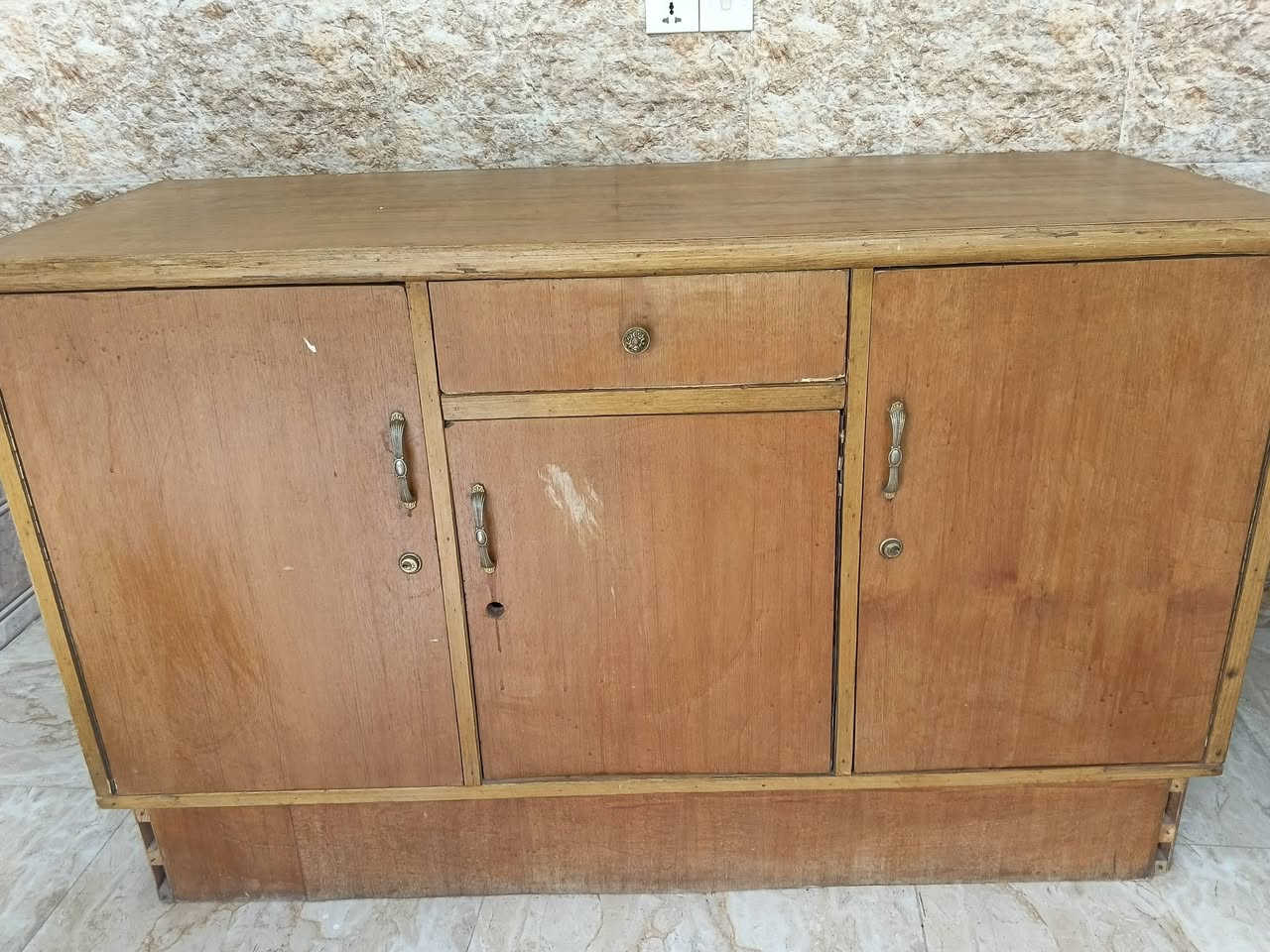 سلام عليكم
بوفيه مستعمله 45 وبيها مجال بغداد شعب 
***********
