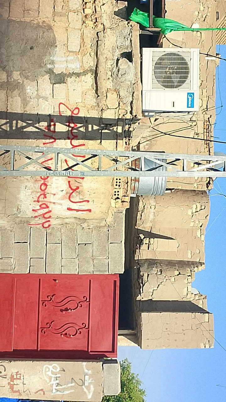 السلام عليكم دار للبيع 200متر ركن الدخل المحدود بناء قديم ثنين غرف   شارع خلف جامع الزهراء اول فرع  اتصال رقم ***********
