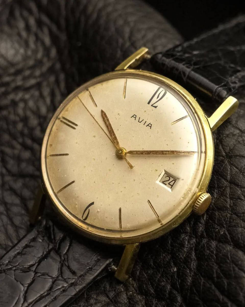 AVIA WELWYN calender 1950-1957 VINTAGE SWISS 🇨🇭
من حقبة الخمسينات من القرن العشرين أنتجت العلامه التجاريه الشهيره آڤيا أحد اجمل اصداراتها الكلاسيكية بتعقيده التاريخ 
مع عباره مكتوبه على ظهر الساعه مهداة العائله بمناسبة عيد زواجهم 21
نوعا ما تعطي طابعا تاريخيا مميزا 

🕟 ماكنه سويسريه اصليه تعمل بنظام اللف ( ميكانيك مانول)
 
🕟 عدد الجواهر 15 رقم الحركه 73-4

🕟 تشطيب بسيط على التروس يعطي جماليه المعدن المستخدم في
 ذلك الزمن 
🕟 كيس الساعه مغلف ذهب 10k مختوم على أحد الجوانب

🕟 ميناء جميل جدا مع أثر قدم يعطي طابعا مميز لمظهر الساعه 

🕟 عقارب على شكل ( ستك ) مطليه ذهب 

🕟 نافذه لعرض التأريخ مع وقت دقيق ومضبوط

🕟 سير جلد طبيعي براند كوجي اصلي  مستبدل 

🕟 قطر الساعه 35mm مع التاج 36mm والساعه شبه قشطه

🕟 مهتم تفضل خاص

🕟 خدمه توصيل متوفره لجميع محافظات العراق 
#اكسبلور
#ساعات_رجاليه #vintagewatch #سيكو #rolex


**إذا كنت صاحب هذا الإعلان وتريد حذفه لأي سبب، رجاءا أرسل رسالة إلى الدعم الفني**