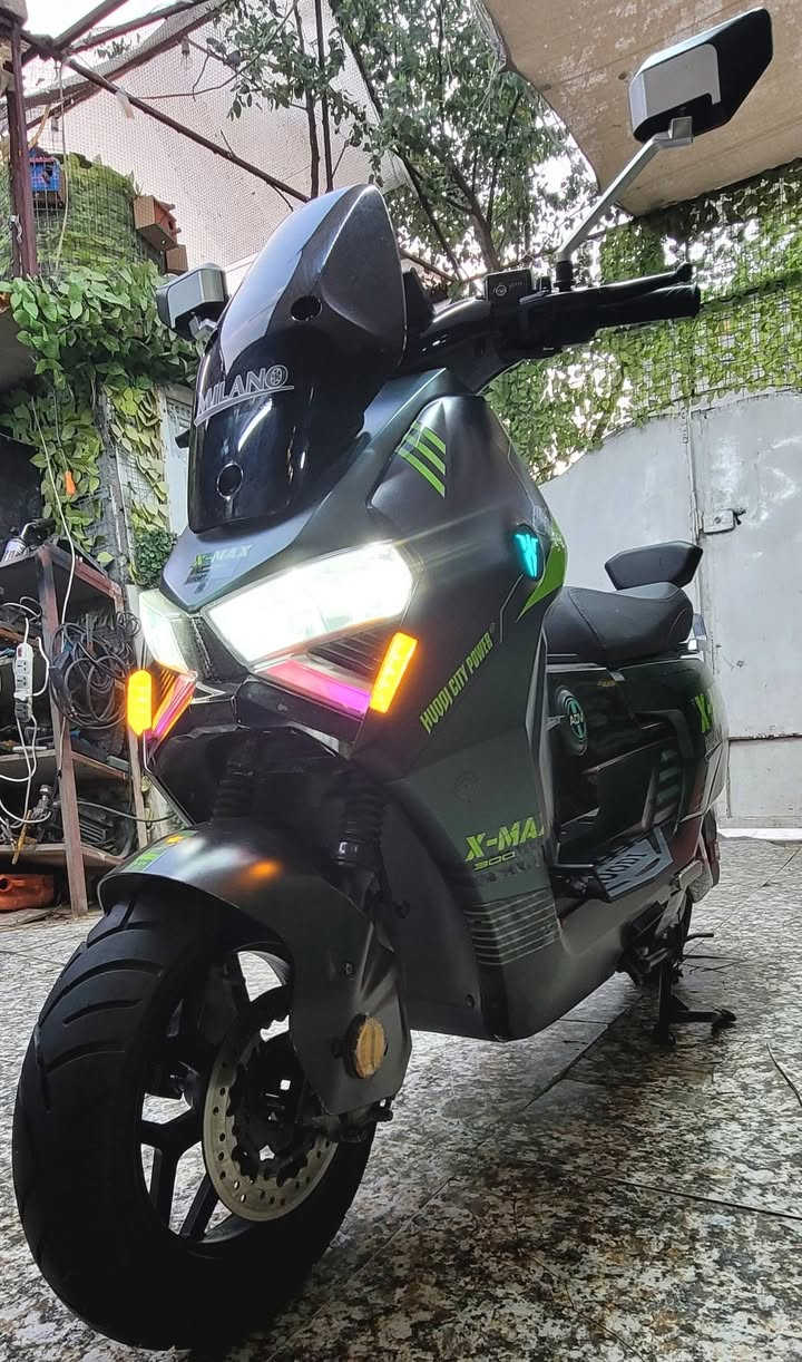 السلام عليكم..دراجه _XMAX.300_..وكالة _MILANO_ السرعه الفعليه _80.k
بطاريه [ليثيوم _50_ امبير ] ..البطاريه إلكترونيه..تقطع مسافه اكثر من [.100.] كيلو بل شحنه الواحده...تشغيل ..بصمه ..سويج ..كارت..تشغيل عن بعد وجهاز مانع سرقه..مخرج USP..وتايبسي...بلوتوث...تكدر تربط البطاريه على الهاتف ...نظام APS أمامي...(ضمان سنه كامله _بطاريه و_ملف  و_ عقل ) 
السعر =مليون و500_قفل ..مكاني بغداد الشعب قرب محكمة الشعب الجديده على الشارع العام الشراي يتصل...***********..واتساب موجود
