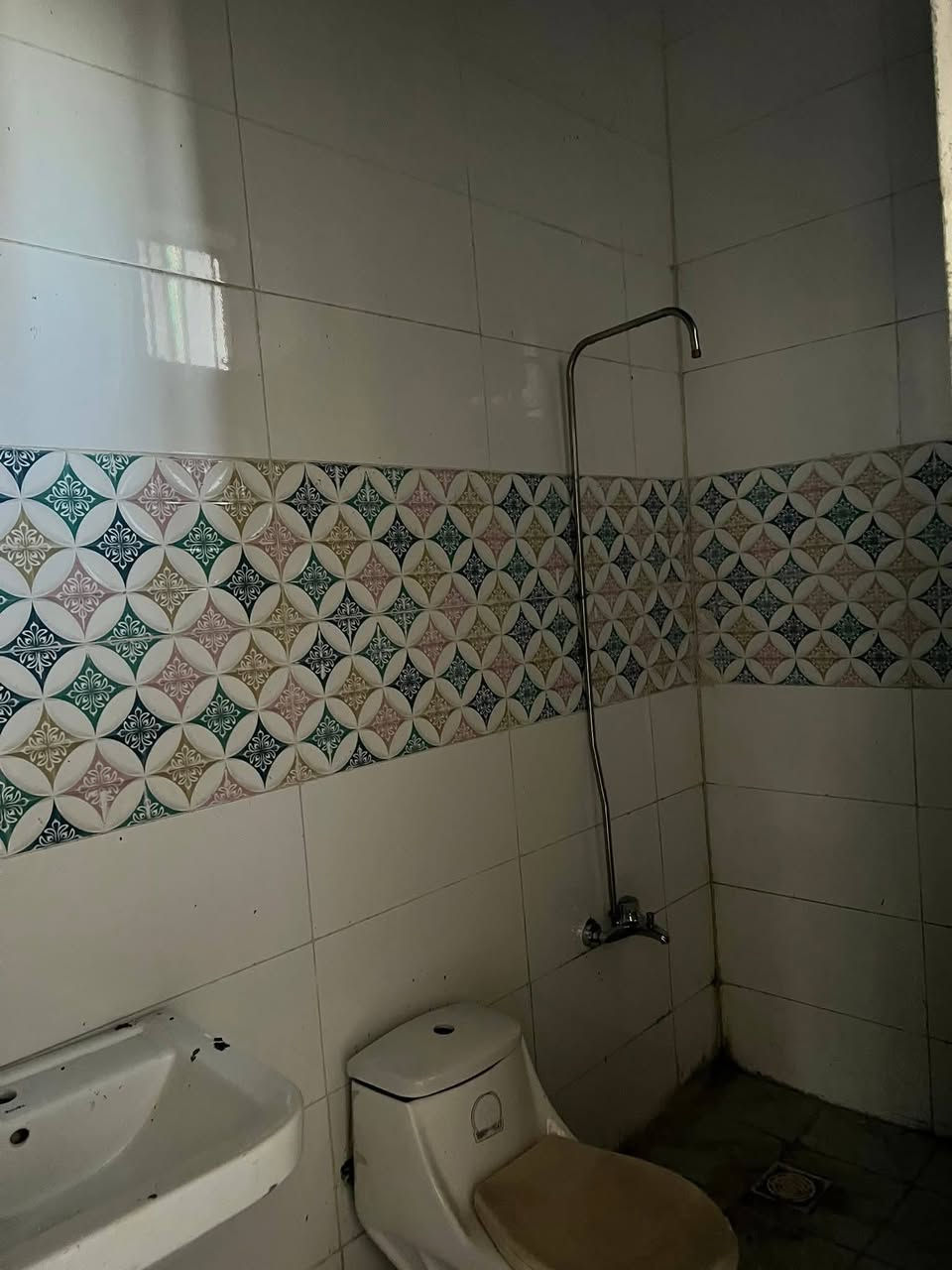 بيت ١٢٠ متر للايجار بسعر جيد...البيت كامل من لبخ وسيراميك وكاشي وكهرباء وخط مولد وصحيات كامله.البيت ركن وغريب على السوك والمدارس..ابي غريب حي الشهداء....للايجار الاتصال على ‏‪***********‬‏.      ....‏‪***********‬‏
