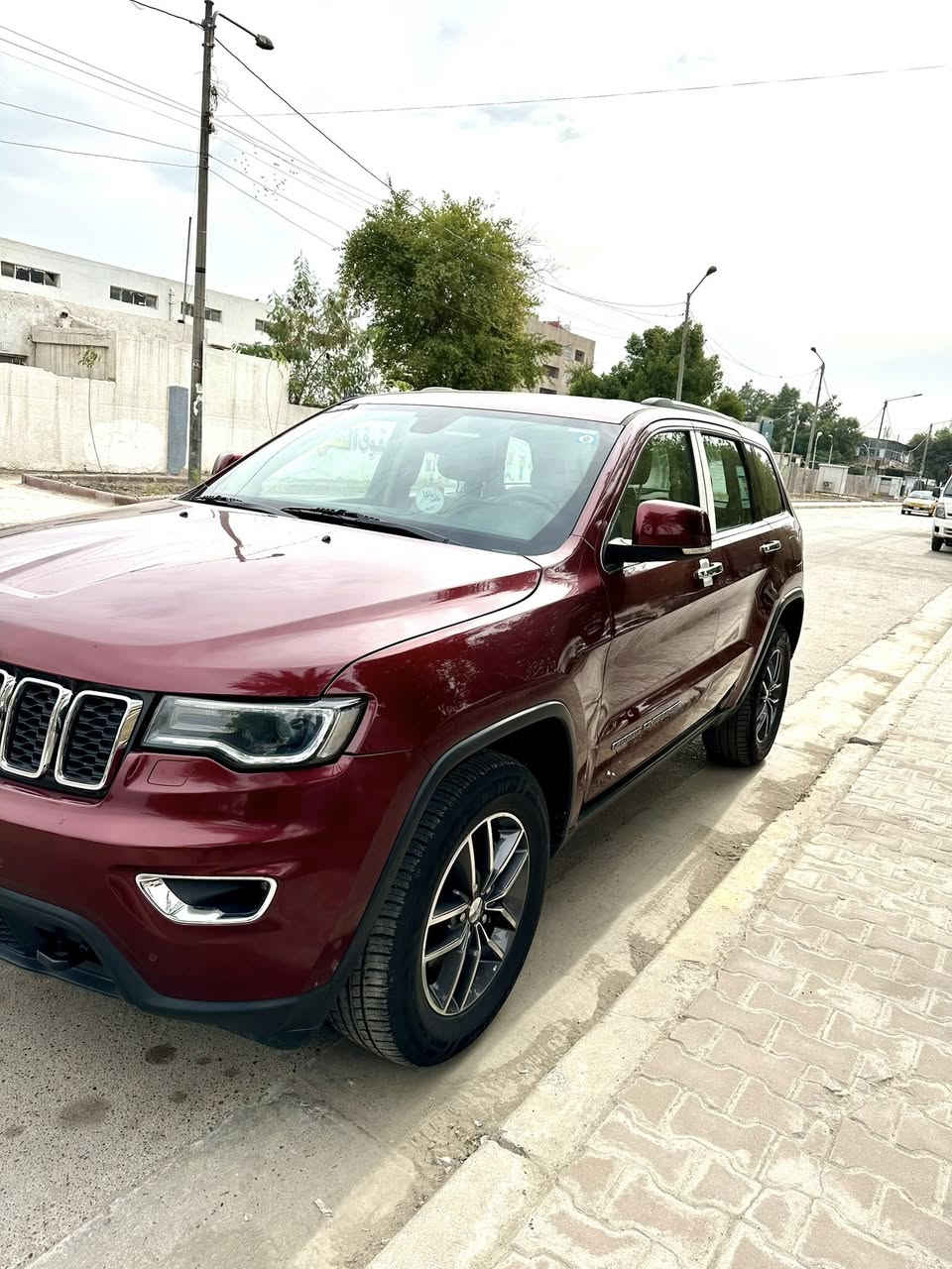 بيع او مراوس  
*********** متوفر واتس اب السيارة بدون صبغ بدون بارد بدون تبديل جيب كراند شيروكي 2018 وارد خليجي وكالة ليث العبيدي السيارة استلام زيرو  محرك 6 سلندر  3600 على وضع الشركة كذالك الكير ماشية (80) كم  رادار توقف ذاتي للخلف وباقي المواصفات معروفة اوتو ستوب الخ سبير منازل سيارة جداً نضيفة استخدام شخصي مكاني بغداد  الكرخ سنويه بأسمي لغاية 2031 هزة جديدة رقم بغداد دولي للبيع السعر 260 $ بيها مجال
