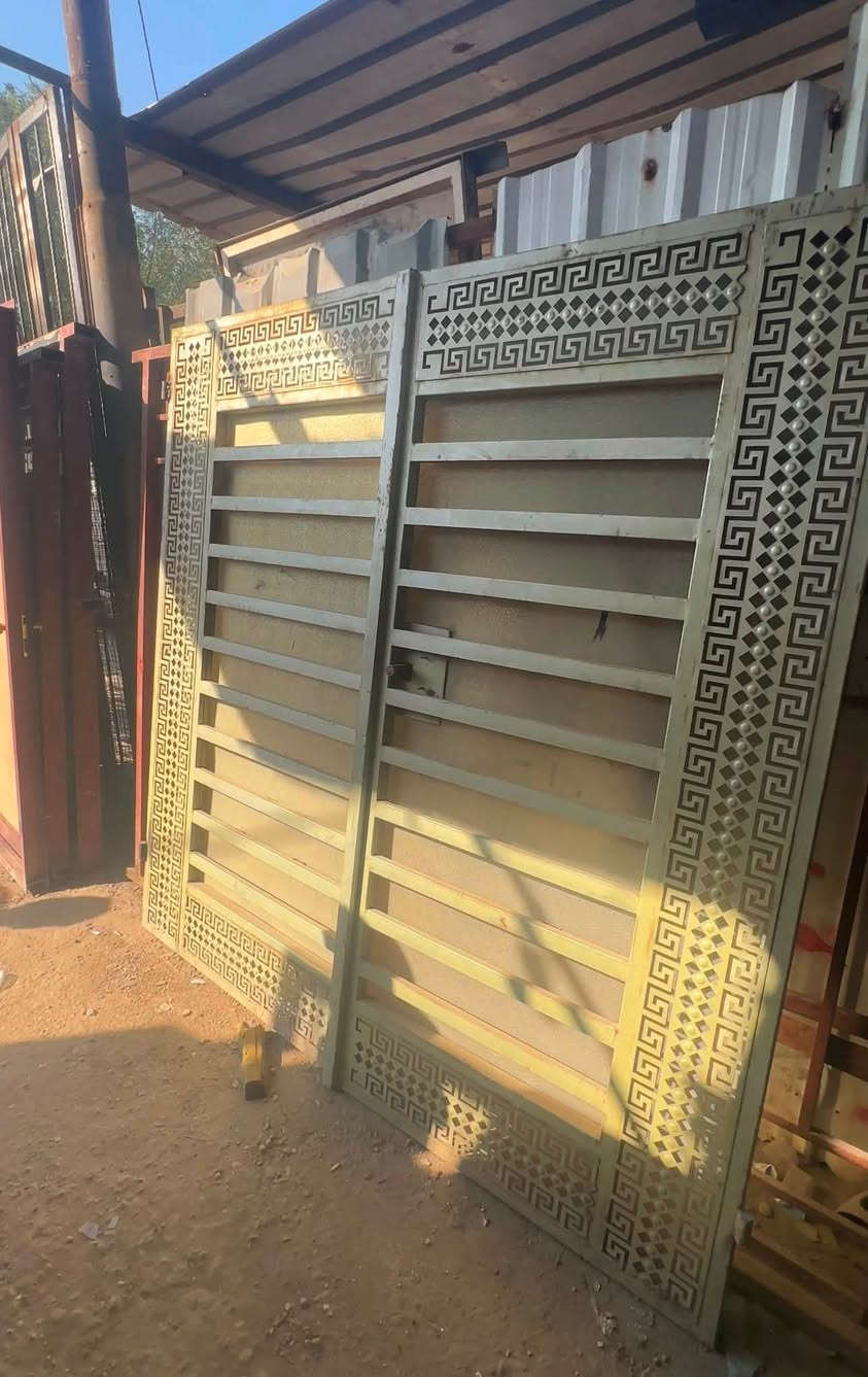 سلام عليكم
بيبان ثنين  عرض مترين ارتفاع مترين 

باب سلايت عرض 3 ونص 
***********
مكان بغداد الشعله يوجد توصيل
