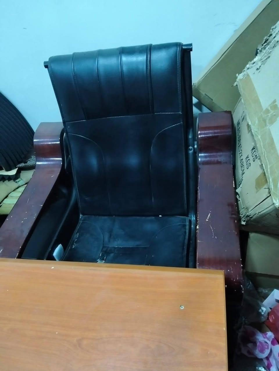 ميز وكرسي مابيهن عيب السعر ٥٠ الف ***********

