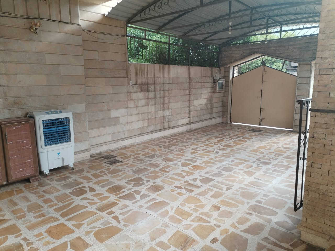 🔴 دار للبيع 🏘🔑🔑FOR SALE 

🔴الموقع👀حي الاعلام خلف مول ستي استنطبول

🔴 ملك صرف طابو الزهور

🔴مساحة الدار ( 414 ) متر

🔴الواجهة (18.5)

🔴 طابقين بناء محدث 2018

🔴الطابق الأول يتكون من 3 غرف نوم وهول واستقبال ومطبخ حار وبارد وصحيات داخلية وخارجية مع ثلاث مناور وحديقة وكراج. 

 🔴 الطابق الثاني يتكون من 4 غرف نوم وهول وصحيات وبلكونه كبيرة

🔴للأستفسار عن عروضنا العقارية المتميزة وأسعارها ⤵️مراجعة

          🎖تاج الملوك للعقار🎖
     

🔴العراق↔️الموصل↔️ حي الاخاء سايدين كنيسة تايتنك مقابل البسة الأصدقاء أو ألتواصل معنآ ⤵️على الارقام
☎️(***********) ابو حسن
☎️(***********) ابو حسن
☎️(***********) ابو عماد 
☎️(***********) ابو عماد

