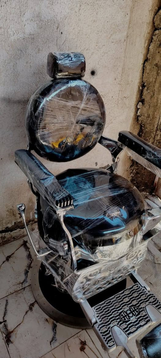 كرسي حلاقة للبيع ونظيف وشغال مكان بابل مدينه القاسم //*********** //***********
