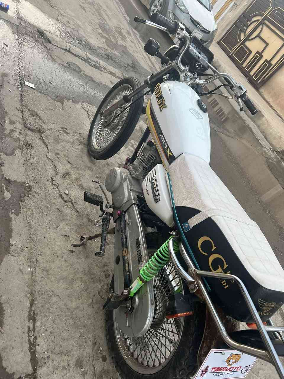 السلام عليكم تايكر لل بيع ألفين 2020 السعر 350 وبي مجال بصيط ***********
