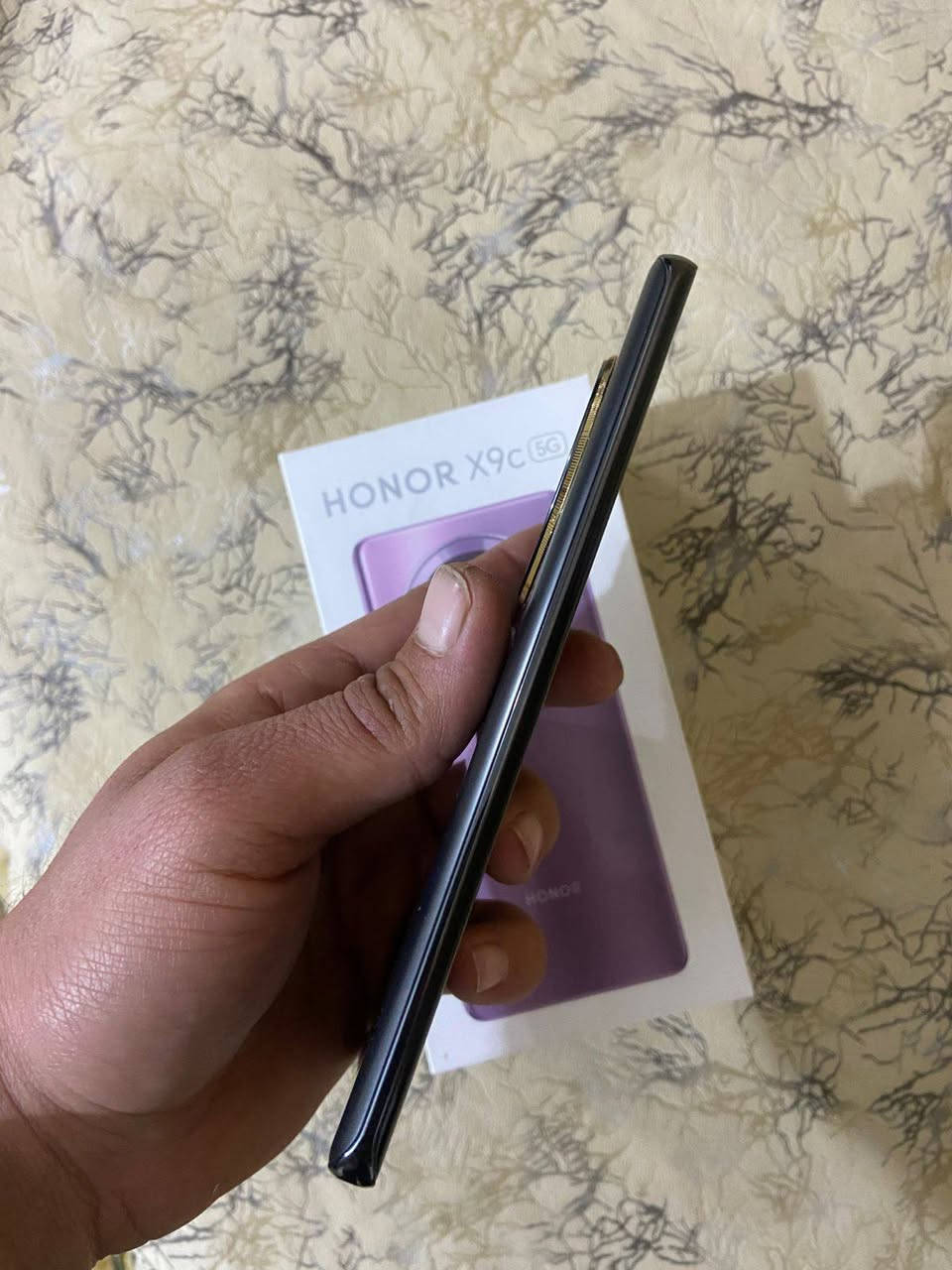 السلام عليكم شباب

هونر x9c لون اسود 
ذاگره 256 عشوائي 12
گارتون وشاحنته وياه
شتريته فتح كارتون قبل سبوعين ب٣٥٠
مكاني بغداد جسر ديالى جديد
لأتصال ***********
ماعندي توصيل
