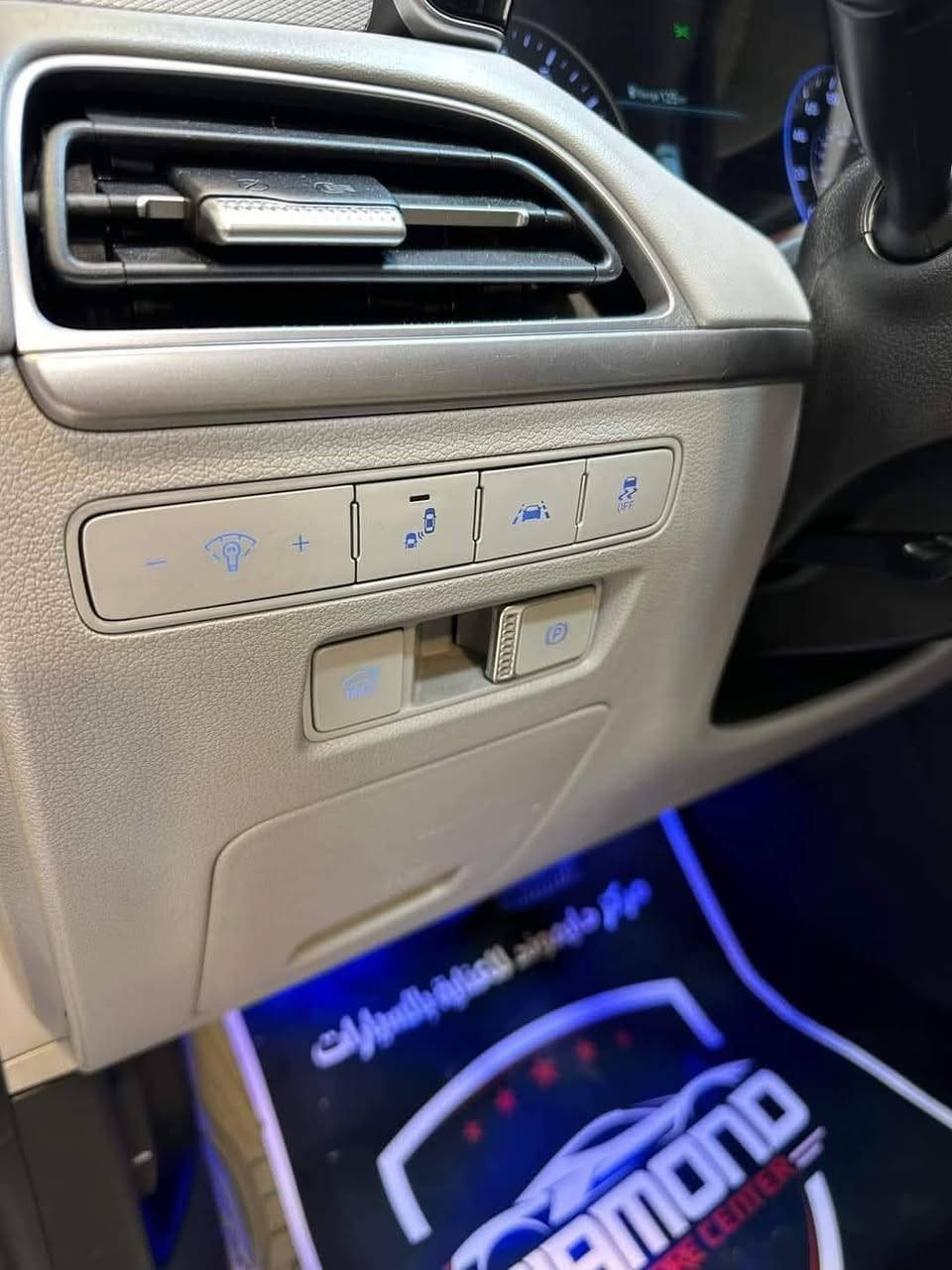 بلسايد 2020 فئة sel
المحرك: محرك \(V6\) سعة 3.8 لتر، مع ناقل حركة أوتوماتيكي بـ 8 سرعات.المقاعد والراحة:مقاعد جلدية مع تدفئة وتبريد.مقعد سائق كهربائي بـ 10 اتجاهات مع ذاكرة مدمجة.التكنولوجيا والمعلومات الترفيهية:شاشة لمس كبيرة.نظام صوت متطور (مثل نظام الشحن اللاسلكي وواجهة USB).نظام ترفيهي متطور.السلامة والمساعدة على القيادة:كاميرا محيطية (360 درجة).أجهزة استشعار اصطفاف أمامية وخلفية.نظام مراقبة النقاط العمياء.نظام التحذير من الاصطدام الأمامي.مساعد الحفاظ على المسار.مثبت السرعة الذكي.نظام التحذير من حركة المرور الخلفية.نظام المساعدة على الخروج الآمن.ميزات إضافية:فتحة سقف.وضعيات قيادة متعددة (مثل الثلج، الايكو، كومفورت، سبورت، سمارت).مصابيح LED أمامية.خاصية شفط الأبواب.
سيارة نظيفة بس قبق جنطه مبدل
السعر 250 
***********
