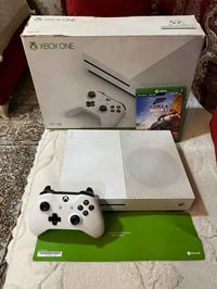 Xbox one s 500g  الجهاز نظافه ١٠٠/١٠٠  يتحوي على ١: هايثمان٢ ٢:فيفا٢٦ ...