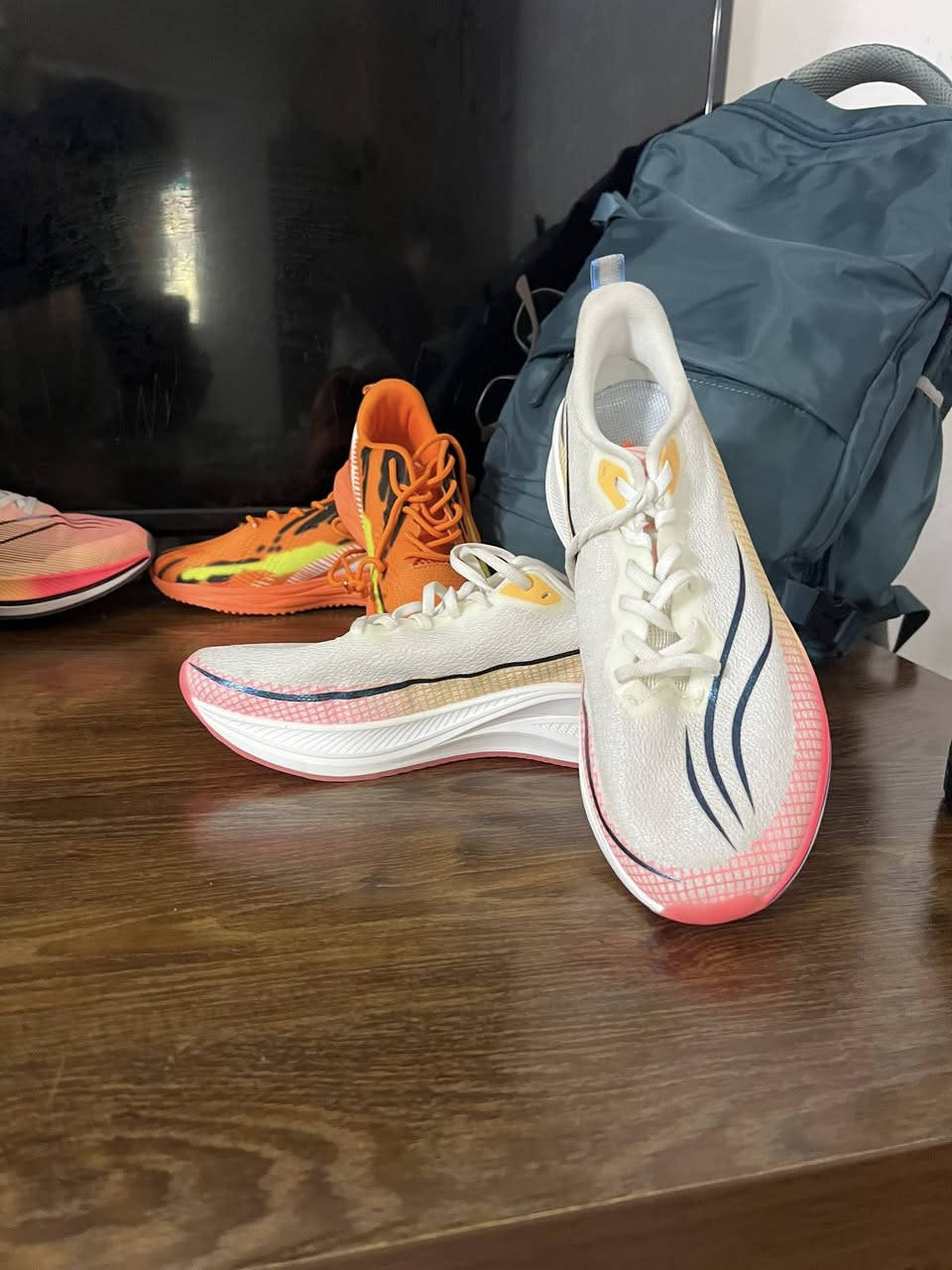 سلام عليكم
شلعه مال أحذية أبيعهن شلع قياسات متنوعه 40 -41-42-43-44
سعر القطعة 5 الف 
مكاني شهداء البياع 
***********
