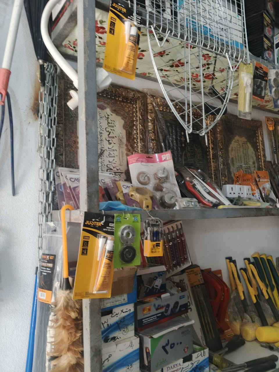 للبيع محل مواد منزليه وانشائيه  الموقع تقاطع القدس السده خلف مطعم ابو حمره ***********  ايجار المحل 75  الف
