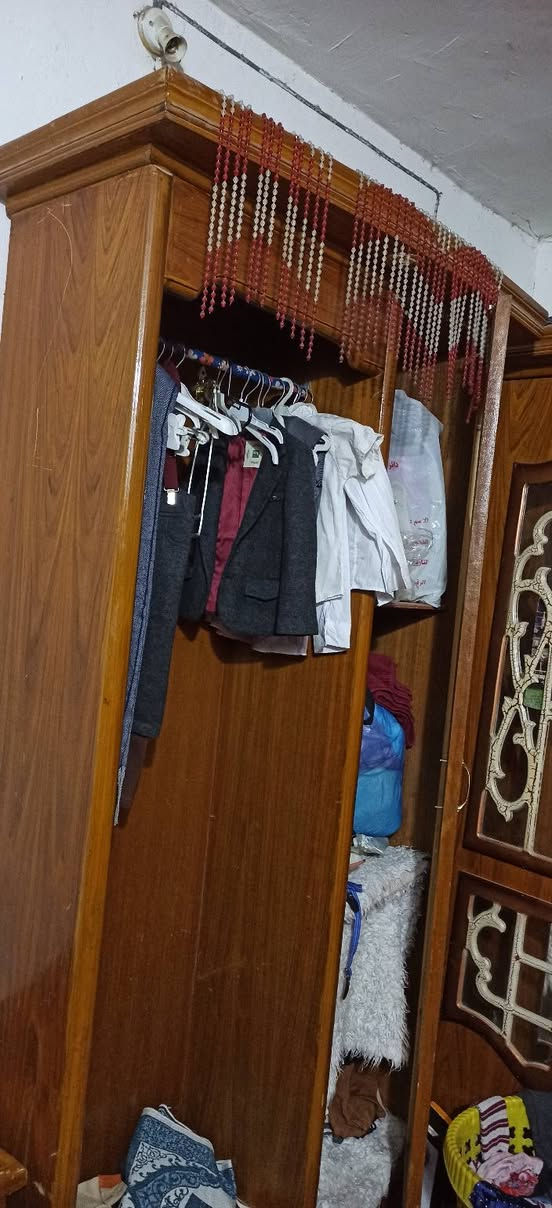 غرفة نوم كاملة شغل نجارة صاج للبيع بحالة ممتازة
​التفاصيل:
​مكونات الغرفة: * كنتور 6 باب بتصميم كلاسيكي مميز مع مرايا جانبية.
​سرير  مع تاج مرتفع وتصميم فخم.
​ميز تواليت (تسريحة) مع مرآة كبيرة ومجرات للتخزين.
​كومديات جانبية عدد 2.
​الحالة: الغرفة نظيفة  الخشب متين والشغل مرتب مثل ما موضح بالصور.
​السعر: 900 ألف دينار 

​النقل والفك والتركيب على المشتري
للتواصل ***********
##أثاث_مستعمل #غرفة_نوم_للبيع
