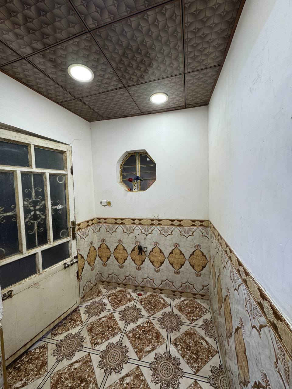 السلام عليكم
بيت للبيع طابو صرف باسمي +اجازه بناء
نهر فليح او حي تاميم  يبعد عن شارع 40ثالث بيت 
المساحه 326
نزال 30
العرض 11.30
البناء 2008
غرفه واحده 5×4
مطبخ داخلي 4×4
ستقبال 4×6
صاله 6×6
حمام داخلي 1.50×2
مطبخ خارجي 2×6
سعر 125بي مجال
رقم صاحب البيت 
***********
