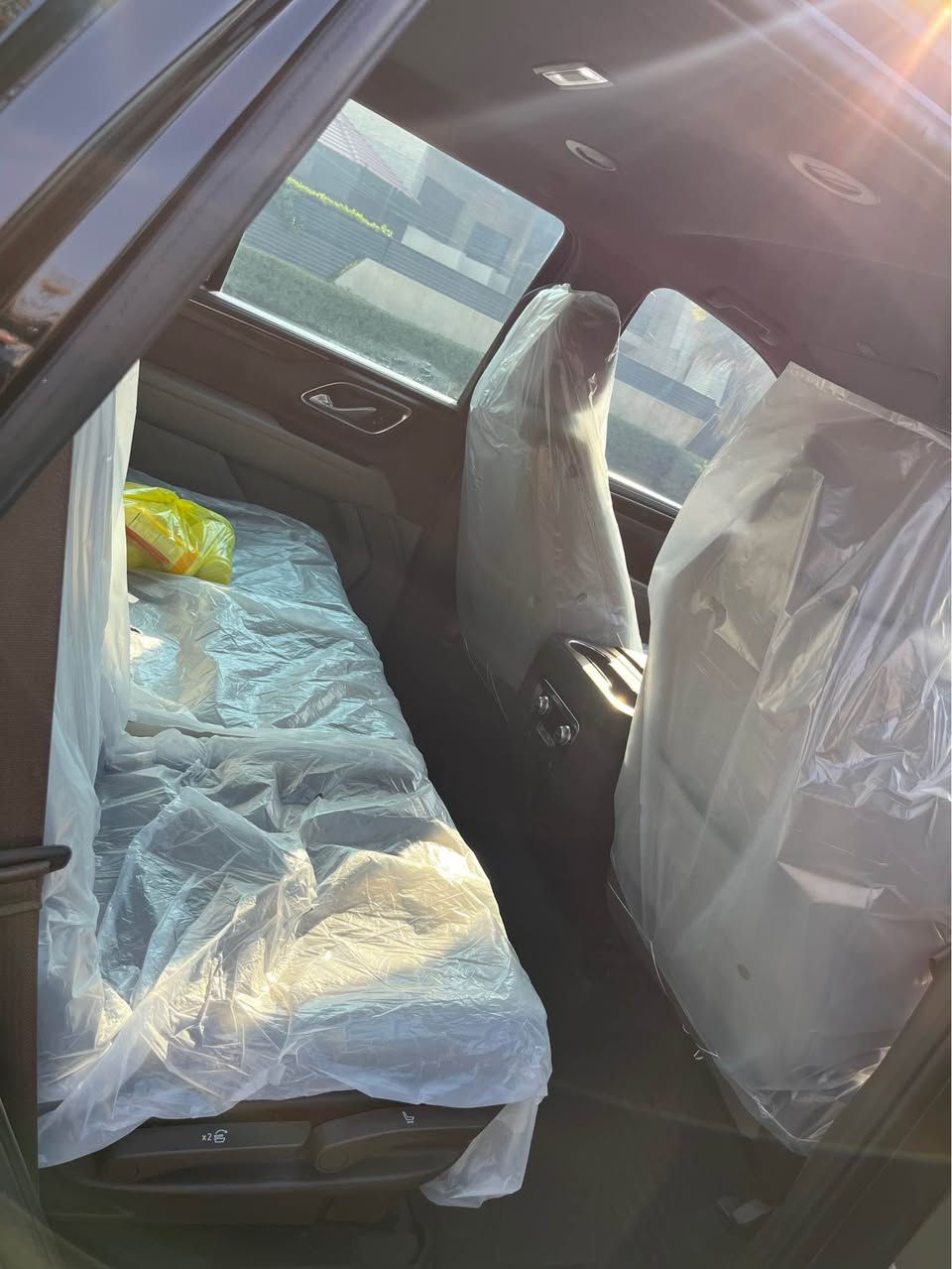 السلام عليكم 
للبيع للبيع 
جمسي يوكن فئه SLE 
موديل 2023 
حجم المحرك 5300 مكفوله كفاله عامه 
استلام شركة وكاله المنصور بسنتها على ايد وحده  
كتلوكاتها بيها
سبير مانازل  
رقم بغداد الدولي 
السيارة مكفوله كفاله عامه حتى الدعاميات مكفولات 
فقط بيها هذا البارد ال مؤشه عليه بالصورة 
السيارة مغلفه بالكامل PPF سعره 35$ ورقه  
#مواصفاتها 
تحكمات ستيرن  
رادارات مع شاشه دجتل دشبول 
كشنات كهرباء 
مودات قيادة( عادي ، سبورت ، طرق وعره ، سحب عربه )
حساسات اماميه وخلفيه 
كامره 
شاشه كبيره مع كافة تحكماتها 
٥ بصمات 
قفل ذكي 
جنطه كهرباء + فتح وغلق
تشغيل عن بعد 
لايت زنون مع حركة الستيرن 
٣ قطع تبريد منفصل امامي عن الخلفي 
الزجاج مغلف بالكامل عازل للحراره
 مكان السيارة بغداد / حي الجامعه
#السعر  470$ ورقه قابل للتفاوض  
للاستفسار الاتصال 
***********
وشكراااااااا بغداد, العراق
