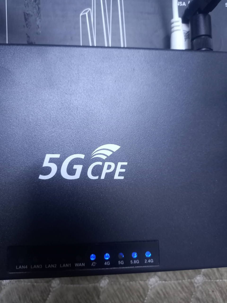 هذا الجهاز هو راوتر 5G CPE عالي السرعة، وهو مصمم لتوفير اتصال إنترنت سريع جداً من خلال شبكات الجيل الخامس (5G) للاستخدام المنزلي أو المكتبي. 
المواصفات الأساسية لهذا الراوتر:
دعم شبكات الجيل الخامس (5G): يدعم تقنيات 5G لتوفير إنترنت فائق السرعة وجودة اتصال عالية.
عدد الهوائيات: يحتوي على 8 هوائيات (Antennas) لضمان تغطية واسعة ونطاق إرسال قوي.
منفذ شريحة SIM: يتضمن منفذ شريحة اتصال (SIM Card Slot)، مما يسمح باستخدامه في الأماكن التي لا يتوفر فيها كابل ضوئي أو خط أرضي.
تقنية WiFi 6: يدعم العديد من موديلات هذا النوع تقنية WiFi 6 ثنائية النطاق (2.4G + 5.8G) لسرعات نقل بيانات لاسلكية تصل إلى مستويات عالية جداً.
المنافذ: يحتوي عادةً على منافذ إيثرنت (Gigabit LAN/WAN) لتوصيل الأجهزة سلكياً بسرعة عالية.
الهيكل: يتميز بهيكل معدني (Metal Shell) للمساعدة في تبريد الجهاز وتحسين الأداء.... سعر ٧٥ وتساب ***********
