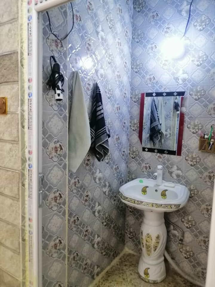 مشتمل المساحه ١٥٠ متر الوجه ٧ ونص في ٢٠ قرب مجمع الرحاب طابو زراعي سند ٢٥ تحويل مباشر شارع ٣٠متر طابق ونص الأرضي مكون من غرفة نوم مع صاله واستقبال مع المطبخ مع الصحيات الطابق الثاني غرفه وحده مع صاله كبيره مع الصحيات السعر ٨٠ مليون وبها مجال الاتصال كورك *********** اسيا *********** اثير *********** اسماعيل الجميلي مكتب المنار عبور الجسر الجغيفي
