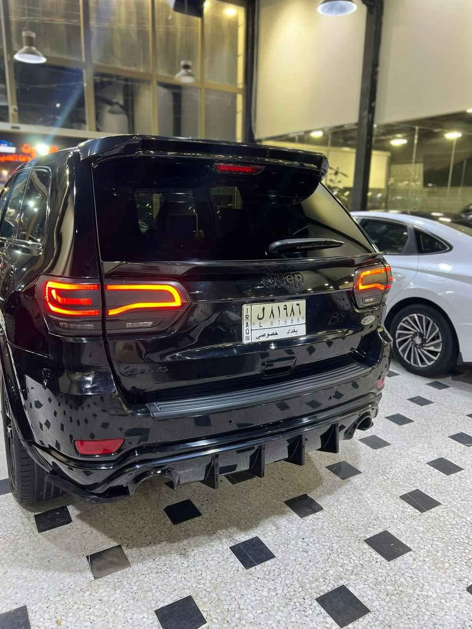 المركبة   :  جيب گراند شيروكي 
موديل   : 2018
الفئة     : بلاك توب
الحادث : صبغ 2 جاملغ  + بنيد 
الكفالة  : نكفل السياره من الغرق و الحرق
الايرباك :دشبول + درگة
الرقم     : بغداد الماني حرة
السعر.  :17000$ قفل قفل 
المواصفات :
✅محرك 3600 ( 6 سلندر )
✅اللون اسود 
✅شاشة فول HD  
✅تحكم مقود
✅داخل جلد احمر ( عمل )
✅كامرة خلفية
✅نقطة عمياء
✅بصمة و تشغيل عن بعد
✅الجنطة كهرباء
✅مقاعد امامية كهرباء 
✅حساس خلفي 
✅فتحة سقف
✅ويل كب قياس 18
***********
