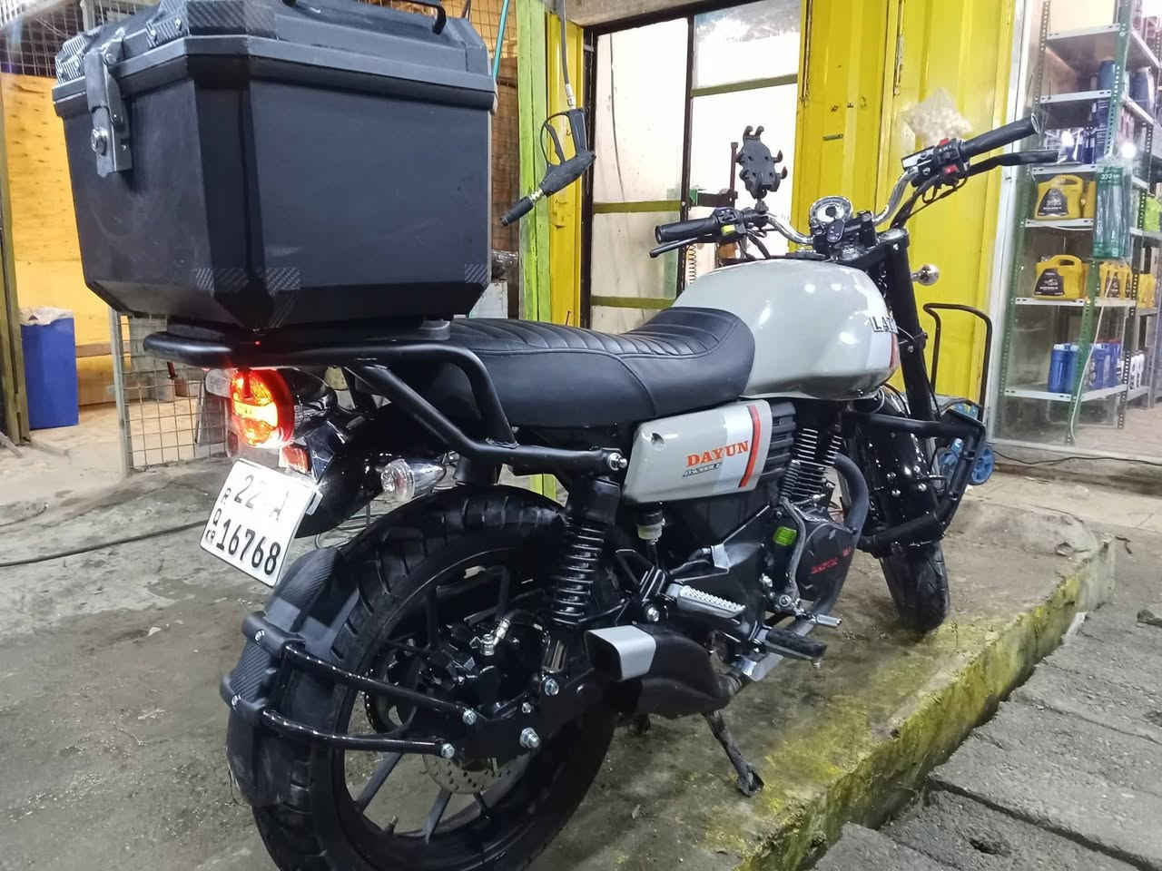 سلام عليكم دراجه دايوان لاتي للبيع فقط بدون مرواس صارلها 20 يوم نازله من المعرض زيرو بعدها مرقمه اربيل يعني تروح لاربيل كبل تنزل ب اسمك بدون تحويل بعدها ب اسم المعرض عليها تزويد مازده وصالنصه من سيزر ابيعها كامله حته الصندوك وياها السعر ب2و 700 للشراي العنوان بغداد البلديات ***********
