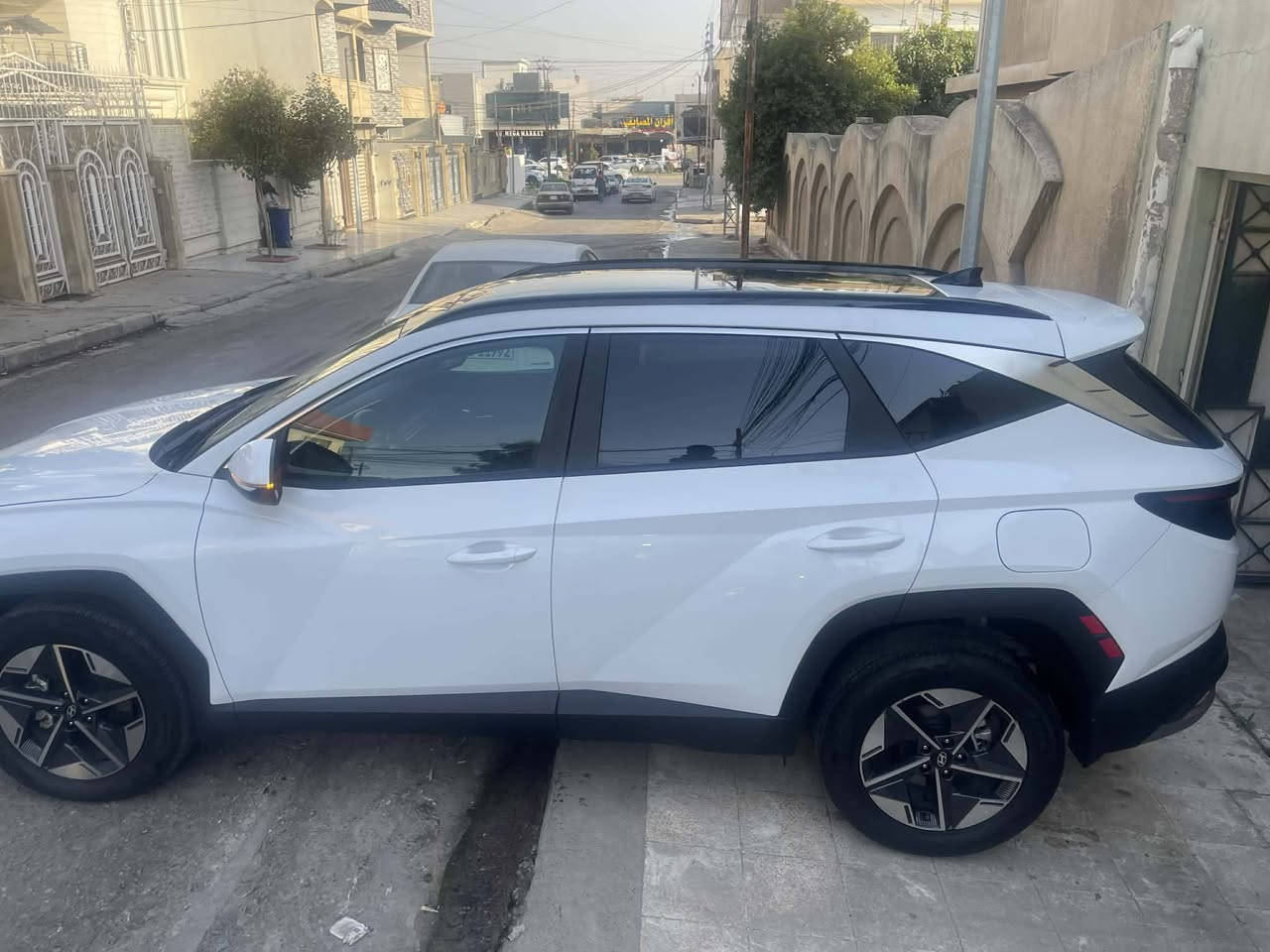 هیوندای تكسون 2025 شكل جديد وارد أمريكي هايبرد
اللون ابيض 
سعر :240 ورقة   
عداد المسافه : 4400 ميل 
حجم المحرك :1.6 توربو  (4.سلندر )
السياره بچم كبس ✅
ملاحظه : چاملغ الخلفي ربع صبغ بدون نقطه دواخل100% 

مواصفات
كيج الكــــتروني واحد شاشه 🖥️
سقف بانوراما
انــــارة دشبول
بصمة ابواب
بصمة تشغيل 
تشغيل عن بعد (𝐑𝐄𝐌𝐎𝐓𝐄 𝐒𝐓𝐀𝐑𝐓)
شاحن هاتف لاسلكي
شاشة دشبول ديجيتال 
شفتات استيرن
هاند بريك بصمة
اوتو بارك (𝐀𝐔𝐓𝐎 𝐏𝐀𝐑𝐊)
اوتو هولد (𝐀𝐔𝐓𝐎 𝐇𝐎𝐋𝐃)
اوتو ستارت (𝐀𝐔𝐓𝐎 𝐒𝐓𝐀𝐑𝐓)
اوتو ستوب (𝐀𝐔𝐓𝐎 𝐒𝐓𝐎𝐏)
رادار 360
رادار امامي (تحديد مسار)
رادار جانبي  (نقاط عمياء)
رادار خلفي (التحذير من الاصطدام)
حساسات 360
حساسات امامي
حساسات جانبي 
حساسات خلفي
نظام (𝐒𝐌𝐀𝐑𝐓)
نظام (𝐒𝐏𝐎𝐑𝐓)
نظام (𝐂𝐎𝐌𝐅𝐎𝐑)
نطام (𝐄𝐂𝐎)
نظام(𝐒𝐍𝐎𝐖)  
كشنات جلد
كشنات هيتر  امامي 
تحكمات استيرن
تبريد لمس
تبريد مركزي 
صندوق شفط كهربائي 
لايتات (𝐋𝐄𝐃) لید عدسة زينون 
بكلايتات (𝐋𝐄𝐃) لید
 ويل كروم 
تفاصيل اكثر الاتصال ***********
رقم الشاصي KM8JCDD17SU295157
