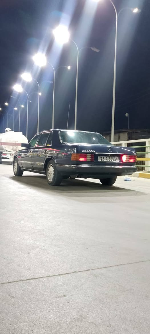 السلام عليكم مرسيدس ريأسي موديل ١٩٨٧     حجم ٥٦٠كامل مواصفات تبريد ثلج كهربائيات كل كامله تخم تأير جديد صدر امامي وخلفي جديد رقم دولي صلاح دين بأسمي المكان بغداد الشعب السعر ٦٠ورقه رقم التليفون ***********
