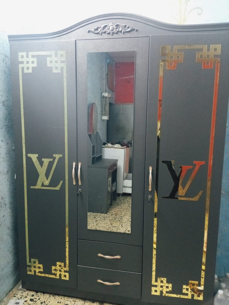 غرفة نفر واحد تتكون من كنتور وجرباية وميز مراية نضيفة مستعملة شهر واحد السعر 300مكاني بغداد مدينة الصدر رقم ***********
