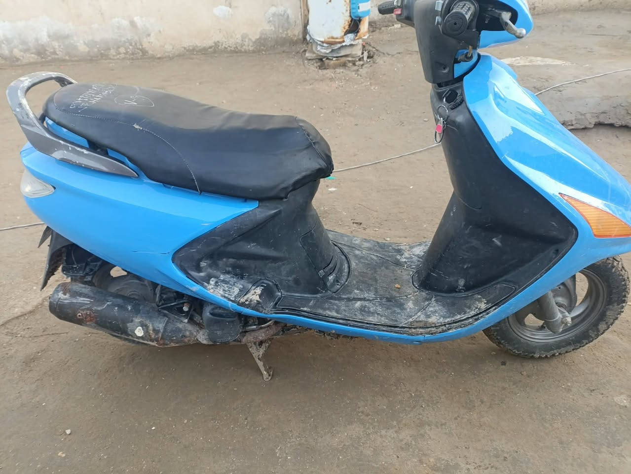 السلام عليكم دراجة فراشة  
للبيع دراجة جديد بس الصور والطين ضالمهة 
تجي تفتح وتقتنع كهربائيات كله شغال كيجات بانزين وسرعه شغال المكان الديوانية قضاء غماس السعر ب 400 وبيهة مجال متواجد خاص  وعلى الرقم ***********
